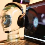「Neurable」と「HP」による、脳波を測定するAI搭載ヘッドセットのデモンストレーション。米ラスベガスで開催されたテクノロジー見本市「CES」の会場で（2026年1月7日撮影）。（c）Patrick T. Fallon/AFP