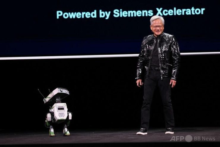 ネバダ州ラスベガスで開催される年次コンシューマー・エレクトロニクス・ショー(CES)に先立ち、イベントで講演するエヌビディアCEOのジェンセン・フアン氏(2026年1月5日撮影)。(c)Patrick T. Fallon/AFP