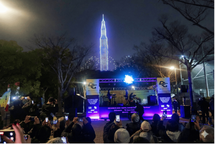 ロケットの発進が描かれ客席は盛り上がった