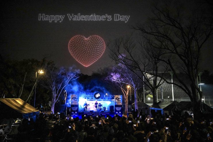 渋谷の夜空にドローンが描く(主催者提供)