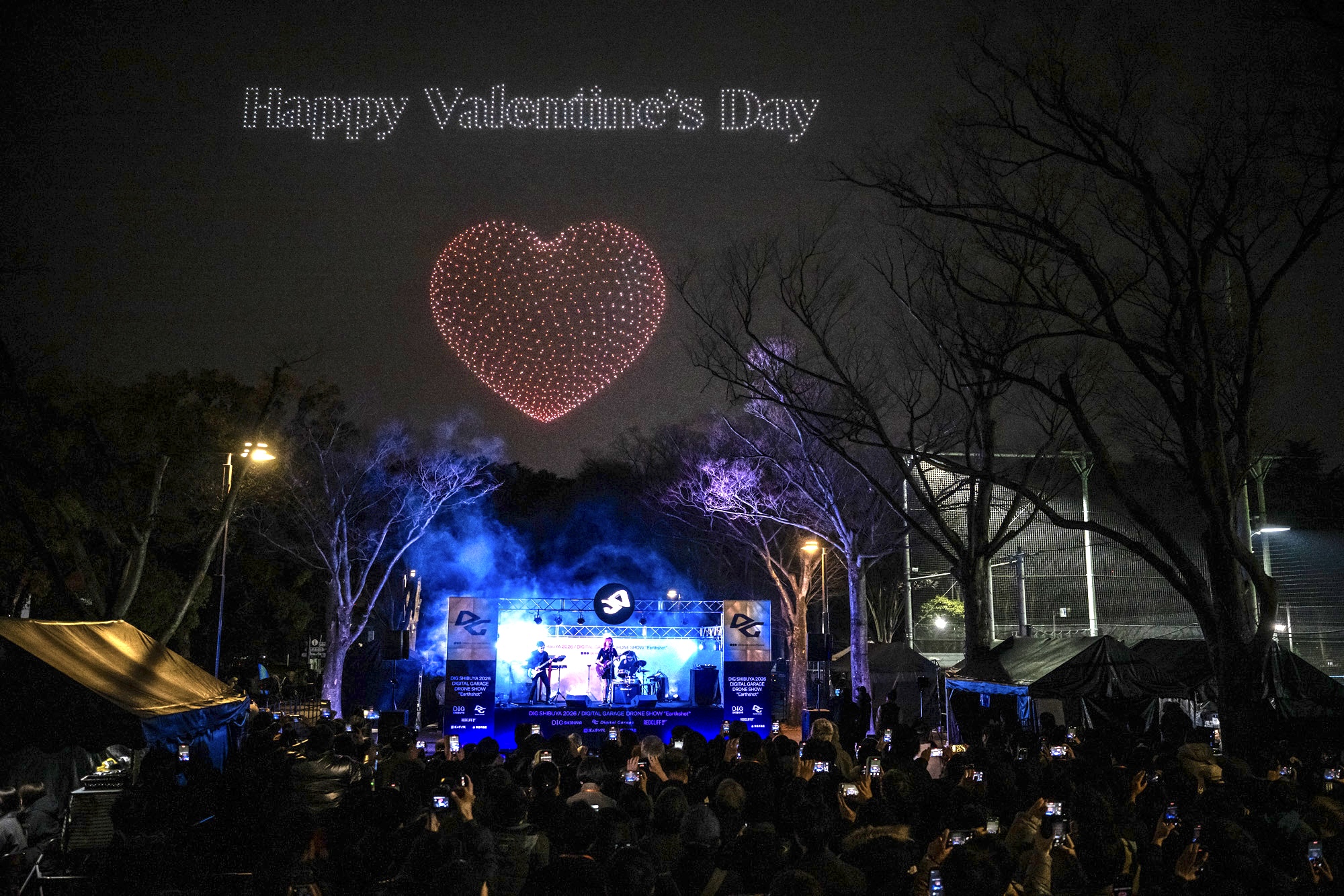 渋谷の夜空にドローンが描く(主催者提供)