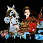 四川省自貢市で第32回自貢国際恐竜ランタンフェスティバルが開催され、来場者の目を引く「木蘭伝奇」のランタン作品＝2026年1月23日撮影・資料写真(c)CNS:王磊