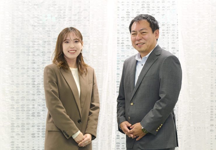 「NEC 調達交渉AIエージェントサービス」の提供を開始したNEC AIテクノロジーサービス事業部門の片岡昭人氏（右）と臼井夏美氏（左）