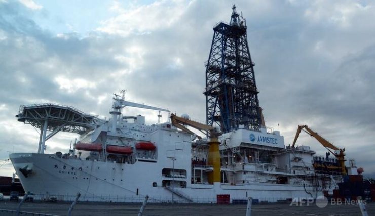 静岡県の清水港に停泊する探査船「ちきゅう」(2013年9月11日撮影)。(c)Toshifumi KITAMURA:AFP