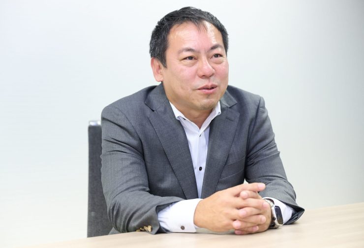 インタビュー中の片岡氏