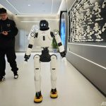 中国のAI関連施設で展示される人型ロボット＝2025年12月4日撮影・資料写真(c)CNS:泱波