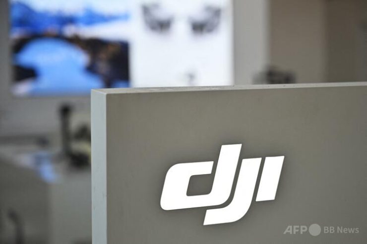 中国のハイテク機器メーカー、大疆創新科技（DJI）のロゴ（2019年5月27日撮影）。(c)HECTOR RETAMAL:AFP