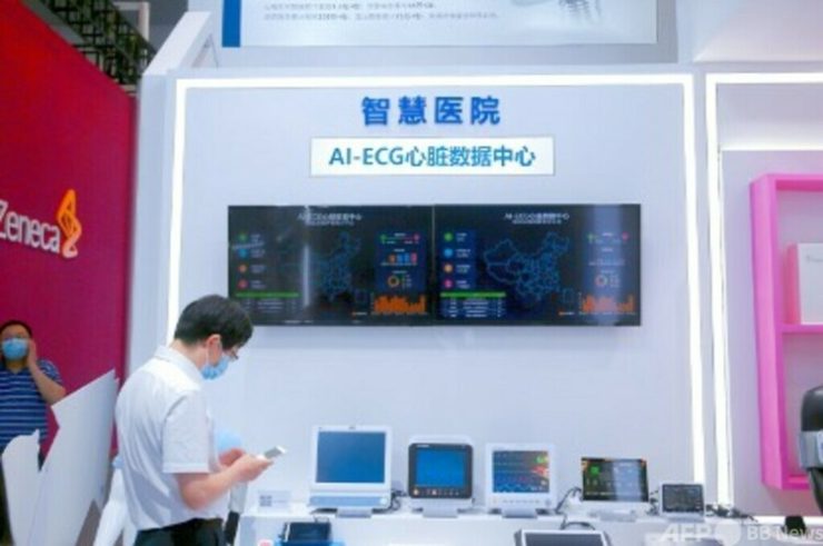 上海世博展示館で開催されたWAIC世界人工知能大会のオフライン展示会で、出展された楽普医療のAI心電図(AI-ECG)心臓データセンター&ラボ=2021年7月9日撮影・資料写真(c)CNS/陳玉宇