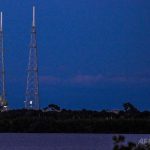 米フロリダ州ケネディ宇宙センターで、有人月探査ミッションのアルテミスIIスペース・ローンチ・システムロケットとオリオン宇宙船の発射台から見える満月（2026年2月1日撮影）。（c）Miguel J. Rodriguez Carrillo/AFP