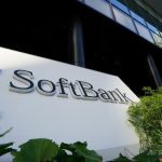 都内の本社に掲げられたソフトバンクグループのロゴ（2025年11月21日撮影）。（c）Kazuhiro NOGI:AFP