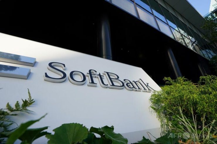 都内の本社に掲げられたソフトバンクグループのロゴ(2025年11月21日撮影)。(c)Kazuhiro NOGI:AFP