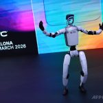 スペイン・バルセロナで開催された世界最大級の通信関連見本市「モバイル・ワールド・コングレス（MWC）」で披露された、チャイナモバイル（中国移動）の人型ロボット（2026年3月2日撮影）。（c）Josep LAGO/AFP