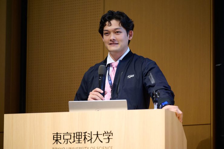登壇中の伊妻氏