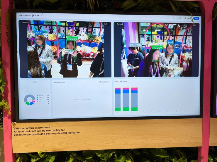 KDDIの展示エリアにて　来場者の反応を分析するデモの様子（KDDI提供サイト『KDDIトビラ』より）