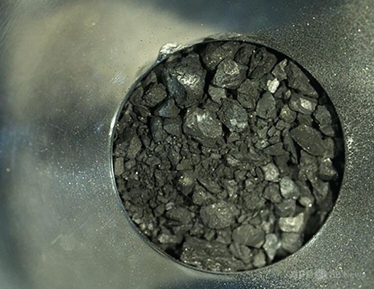 探査機「はやぶさ2」が持ち帰った小惑星リュウグウの試料。宇宙航空研究開発機構（JAXA）提供（2020年12月24日公開）。(c)AFP PHOTO : JAXA