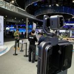 MWC 2026で展示されたロボットデモの様子(c)NEWSIS