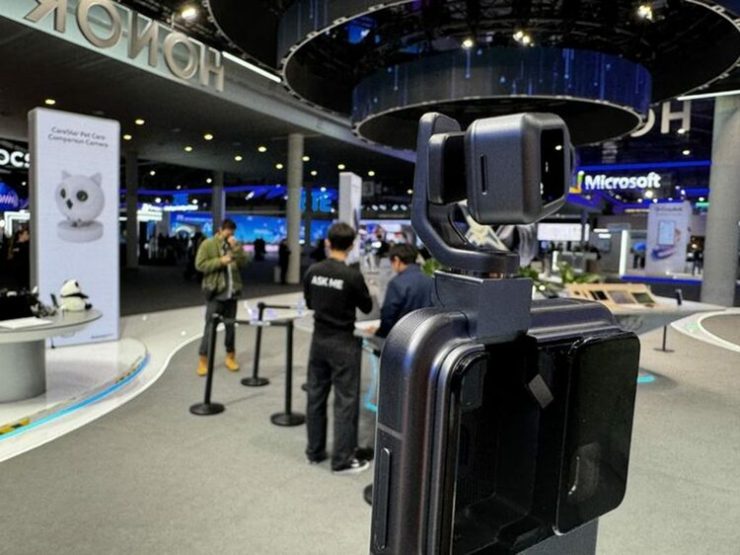 MWC 2026で展示されたロボットデモの様子(c)NEWSIS