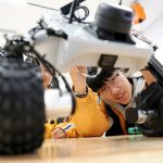 「AIが導く未来——怡海教育＆カリフォルニア大学バークレー校ロボット自動運転大会ROAR実習拠点」の除幕式が北京市豊台区の怡海中学で行われた。写真は実習拠点で自動運転レースカーについて学ぶ生徒＝2025年11月28日撮影・資料写真(c)CNS/張祥毅