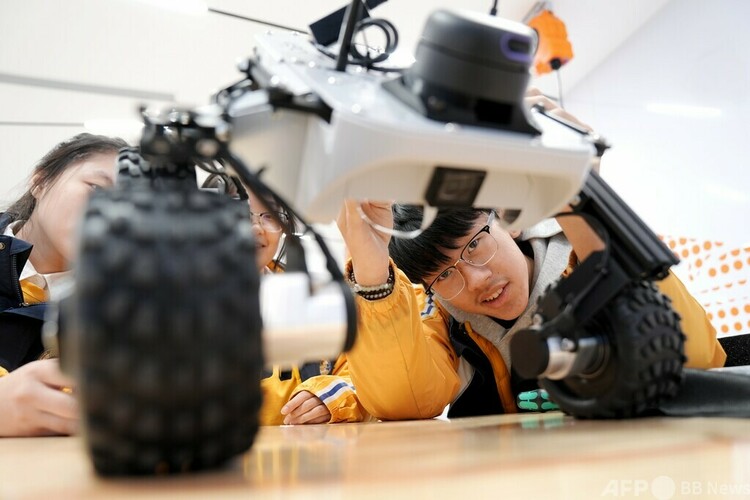 「AIが導く未来——怡海教育&カリフォルニア大学バークレー校ロボット自動運転大会ROAR実習拠点」の除幕式が北京市豊台区の怡海中学で行われた。写真は実習拠点で自動運転レースカーについて学ぶ生徒=2025年11月28日撮影・資料写真(c)CNS/張祥毅
