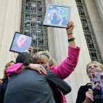 米カリフォルニア州ロサンゼルスで開かれたSNS依存に関する裁判で、メタとグーグルの責任認める評決に喜びをあらわにする被害者の親族ら（2026年3月25日撮影）。(c)Frederic J. Brown/AFP