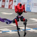 写真は北京で開催されたハーフマラソン大会でのゴールラインを通過するオナーの人型ロボット。REUTERS/Maxim Shemetov