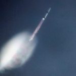 4月19日、米国フロリダ州ケープカナベラルの基地から打ち上げられる大型ロケット「ニューグレン」。REUTERS/Joe Skipper
