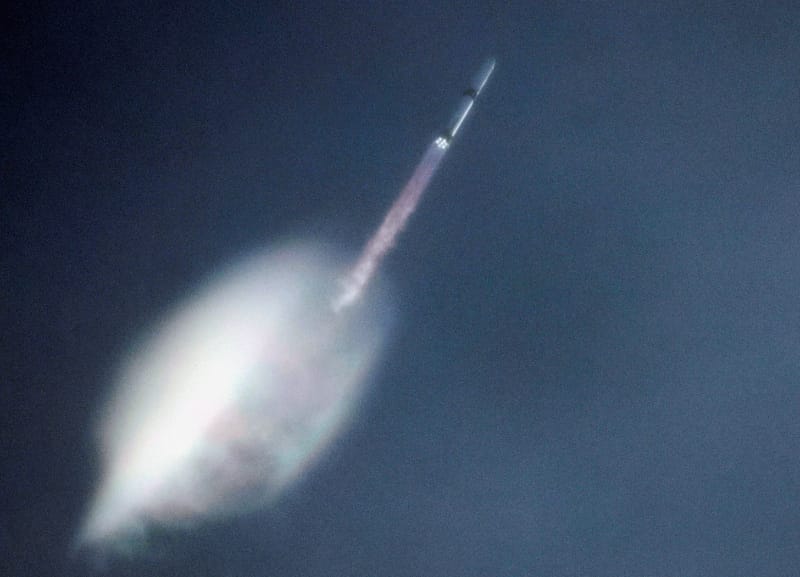 4月19日、米国フロリダ州ケープカナベラルの基地から打ち上げられる大型ロケット「ニューグレン」。REUTERS/Joe Skipper