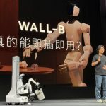 4月21日、北京で開催された自変量機器人の新モデル発表会で、ゴミ拾いを披露するロボット。REUTERS/Eduardo Baptista