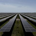写真はアルバニア・カラバスタに並ぶ太陽光パネル。4月14日、REUTERS/Fatos Bytyci
