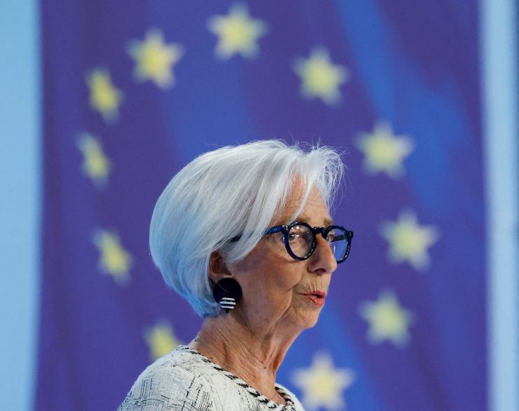 写真は欧州中央銀行（ＥＣＢ）のラガルド総裁。4月30日、独フランクフルトで撮影。REUTERS/Heiko Becker