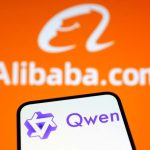 写真はアリババとクウェンのロゴ。2025年1月撮影。REUTERS/Dado Ruvic