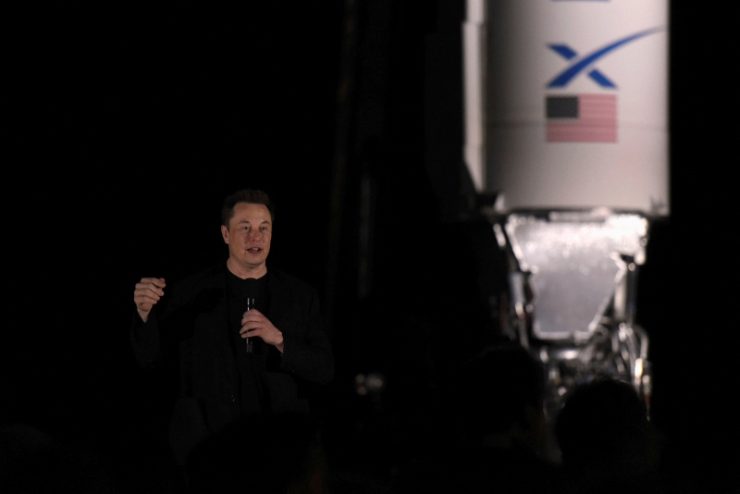 写真はスターシップの最新情報を発表するマスク氏。2019年9月、テキサス州ボカチカで撮影。REUTERS/Callaghan O'Hare
