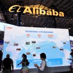 写真は２０２５年７月、中国・上海で開催された世界人工知能会議でアリババのブースを訪れる人々。 REUTERS/Go Nakamura