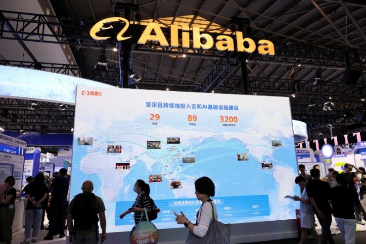 写真は２０２５年７月、中国・上海で開催された世界人工知能会議でアリババのブースを訪れる人々。 REUTERS/Go Nakamura