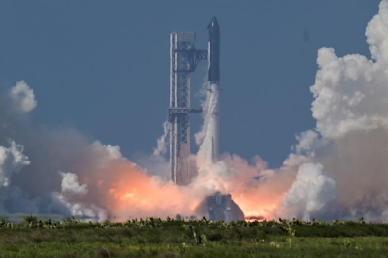 スペースXは22日、次世代ロケット「スターシップ」の試験飛行を実施した。 REUTERS/Steve Nesius