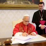 写真はローマ教皇レオ１４世。バチカンで１５日撮影の提供写真。Vatican Media/Handout via REUTERS