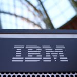 2025年11月、パリで開催されたAI関連の会議に掲示されたIBMのロゴ。 REUTERS/Abdul Saboor