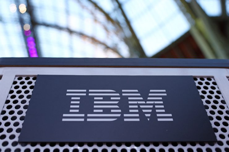 2025年11月、パリで開催されたAI関連の会議に掲示されたIBMのロゴ。 REUTERS/Abdul Saboor