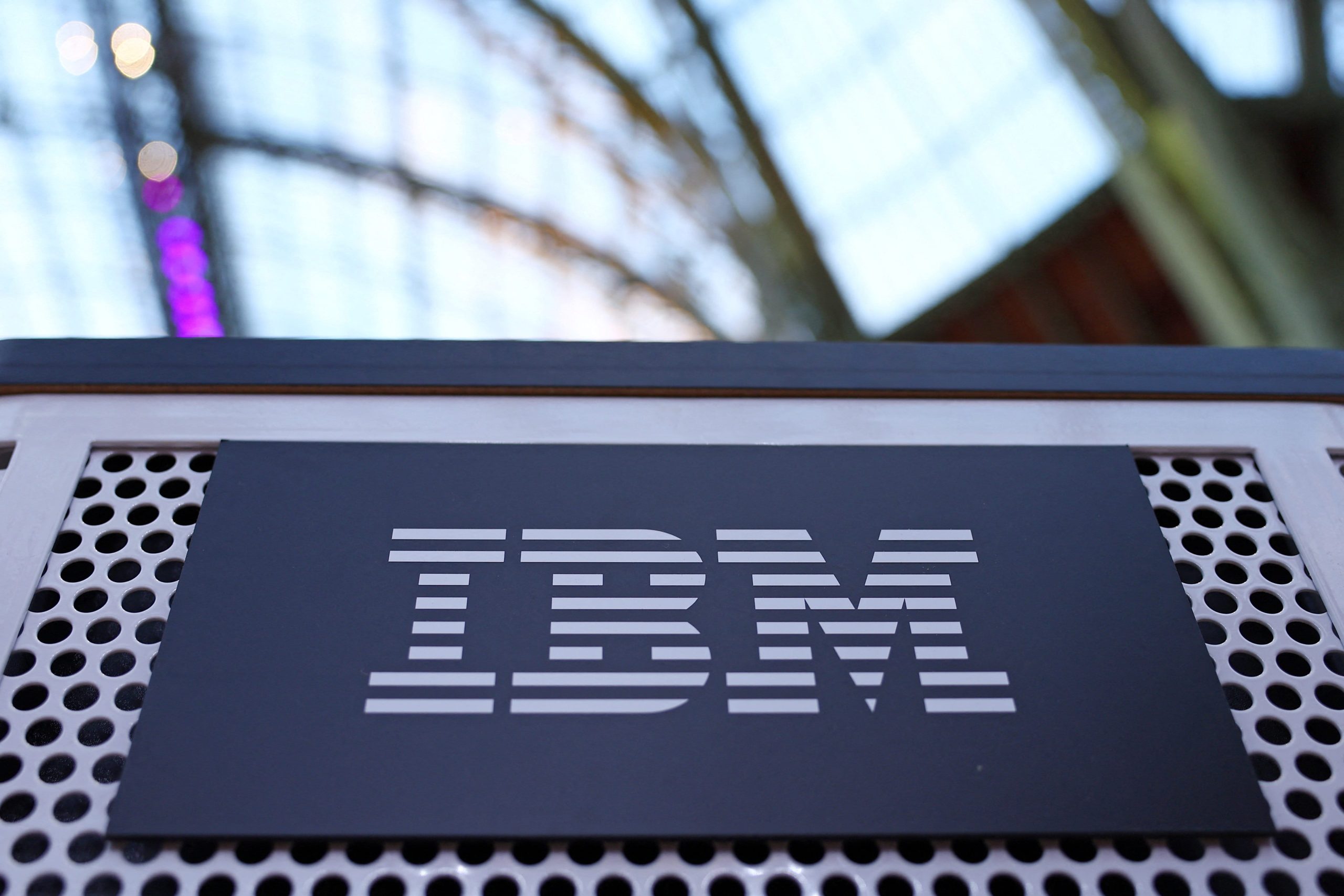 2025年11月、パリで開催されたAI関連の会議に掲示されたIBMのロゴ。 REUTERS/Abdul Saboor