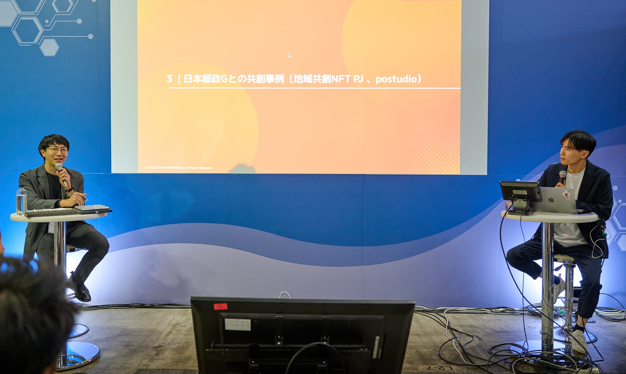 「NexTech Week 2026【春】」の講演に登壇した日本郵便の三好達也氏（左）と、SUSHI TOP MARKETING代表取締役CEOの徳永大輔氏（右）