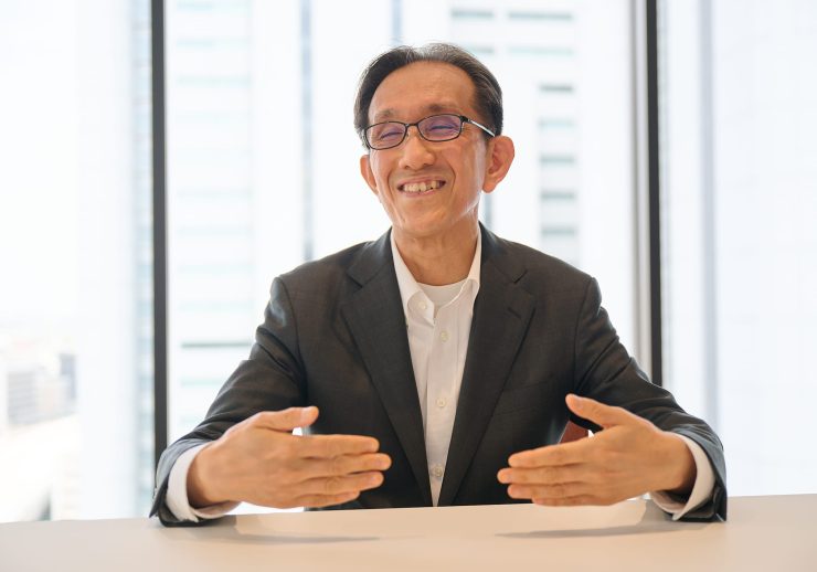 インタビュー中の金友氏