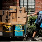 写真はアマゾンの配達員。2021年6月、米ニューヨーク市で撮影。 REUTERS/Brendan McDermid