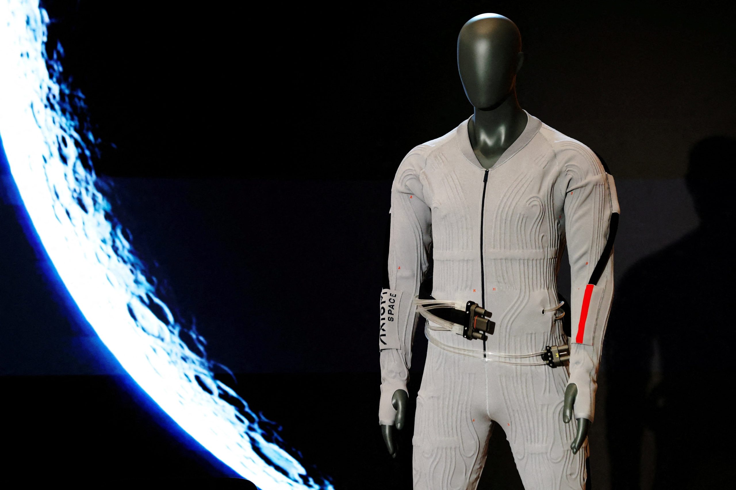 プラダとアクシオム・スペースが共同開発した、内側に液体冷却と換気機能を備えた衣服が、2026年6月7日、米国ニューヨーク市で開催された記者会見で発表された。REUTERS/Heather Khalifa