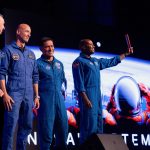 6月9日、米テキサス州ヒューストンのNASAジョンソン宇宙センターで行われた式典で指名された「アルテミスＩＩＩ」の乗組員。 REUTERS/Antranik Tavitian