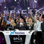 6月12日、米ニューヨークで行われたスペースＸの新規株式公開（IPO）でオープニングベルを鳴らす幹部ら。REUTERS/Brendan McDermid