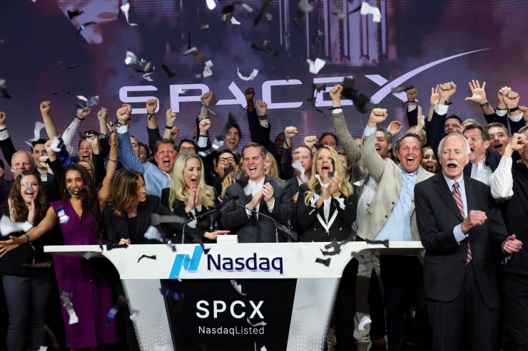 6月12日、米ニューヨークで行われたスペースXの新規株式公開(IPO)でオープニングベルを鳴らす幹部ら。REUTERS/Brendan McDermid