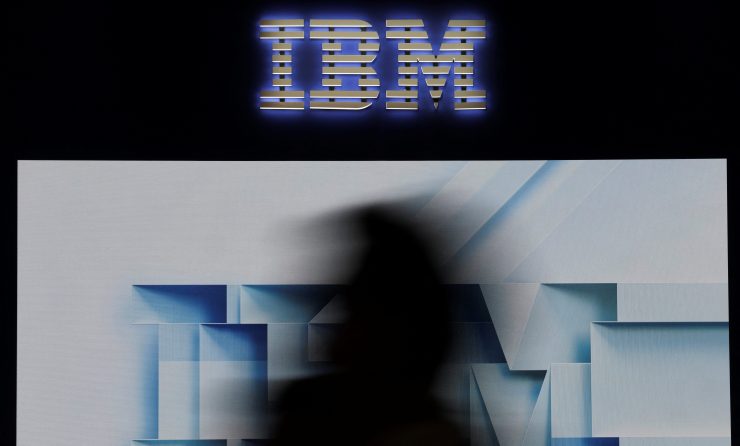 IBMのロゴ、スペイン・バルセロナで開催された展示会で3月3日撮影　REUTERS/Nacho Doce