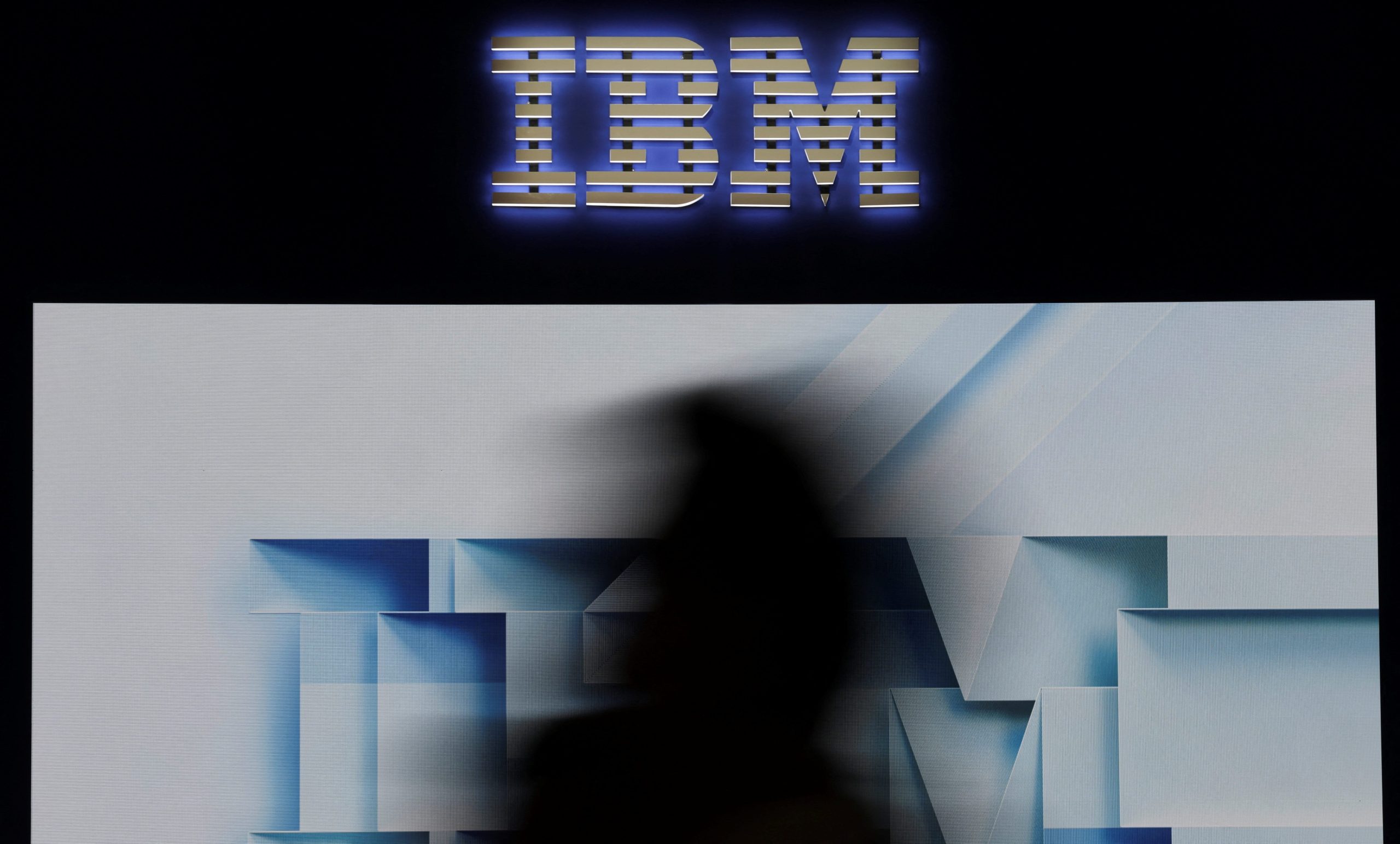 IBMのロゴ、スペイン・バルセロナで開催された展示会で3月3日撮影　REUTERS/Nacho Doce
