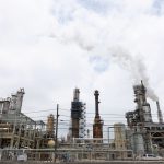 写真は煙が上がる製油所。5月11日、米テキサス州ヒューストン郊外のテキサス市で撮影。 REUTERS/Shahrzad Rasekh