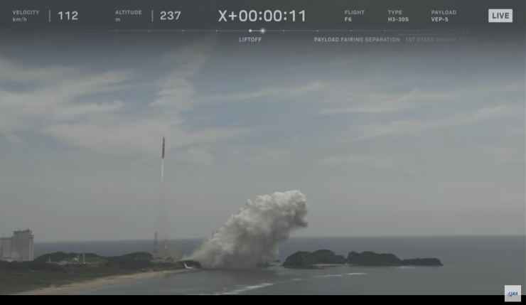 飛行するH3ロケット(LIVE中継より)